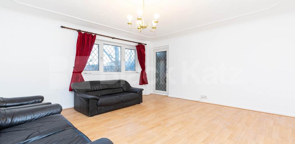 			PICTURES TO FOLLOW!, 3 Bedroom, 1 bath, 1 reception Flat			 Lindley Street, WHITECHAPEL E1